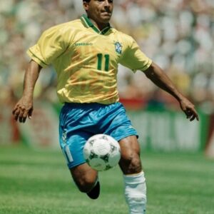 Thiago Rodrigues Instagram - O futebol brasileiro não é mais o mesmo! Mas não só o futebol! O mundo mudou, as pessoas mudaram, e nessa ciranda cirandinha, deixamos muitas coisas pelo caminho. Isso acontece na vida pessoal de cada um, muitas vezes deixamos as armas que Deus nos presenteou pra trás, e também acontece no coletivo, no inconsciente coletivo de um dos maiores orgulhos nacionais, a seleção brasileira de futebol! 
Antigamente, os brasileiros sabiam e sentiam que a seleção era do povo, tinha a cara do povo, expressava em campo o que o povo sentia todos os dias na vida, havia uma simbiose entre cidadão comum e o camisa 10 do Brasil. Éramos todos mais semelhantes. Hoje, a seleção é de uma CBF falida moralmente! Uma organização cheia de defeitos, histórias e mais histórias cabeludas de conchavos e corrupção. Presidentes presos, foragidos, outros que ninguém sabe de onde surgiram. Um negócio, apenas um grande negócio. 
O Neymar é craque, mas quem é Savinho?(com todo respeito) Como olhar pra nossa lateral esquerda e não pensar que durante anos o Roberto Carlos vestiu a camisa 6? E o Zico? E o Pelé? Meu Deus do céu!!! Rivelino, Romário, Ronaldo, Ronaldinho Gaúcho, Rivaldo, Bebeto, Gerson, Aldair, Garrincha, Falcão. São tantos! O que aconteceu com esse berço infinito de craques "made in Brazil" ? As críticas esportivas são levadas para o lado pessoal! Ninguém pode criticar o jogador! São intocáveis! Ah é recalque, é inveja... Não senhor! Pensem, reflitam, olhem pro passado!

Acho que deveríamos voltar a ter mata mata no campeonato brasileiro, esporte de regularidade é RALÍ! Rali dos sertões, Paris Dakar. Nesse esporte o mais regular é o melhor, mas no futebol? Na Europa pode ser assim, mas porquê aqui? Aqui sempre o melhor foi o time que naquele dia soube decidir, naquele jogo, naquele lance! Fomos forjados assim! Agora nessa onda de copiar tudo que se vê na Europa, deixamos nosso poder de decisão pra trás... Futebol brasileiro nunca foi nem nunca será esporte de regularidade! Os mais jovens nunca vão entender o que foi torcer pela seleção mais temida do universo!
Mas o problema é bem mais complexo, bem mais!