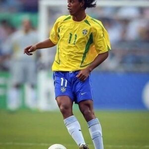 Thiago Rodrigues Instagram - O futebol brasileiro não é mais o mesmo! Mas não só o futebol! O mundo mudou, as pessoas mudaram, e nessa ciranda cirandinha, deixamos muitas coisas pelo caminho. Isso acontece na vida pessoal de cada um, muitas vezes deixamos as armas que Deus nos presenteou pra trás, e também acontece no coletivo, no inconsciente coletivo de um dos maiores orgulhos nacionais, a seleção brasileira de futebol! 
Antigamente, os brasileiros sabiam e sentiam que a seleção era do povo, tinha a cara do povo, expressava em campo o que o povo sentia todos os dias na vida, havia uma simbiose entre cidadão comum e o camisa 10 do Brasil. Éramos todos mais semelhantes. Hoje, a seleção é de uma CBF falida moralmente! Uma organização cheia de defeitos, histórias e mais histórias cabeludas de conchavos e corrupção. Presidentes presos, foragidos, outros que ninguém sabe de onde surgiram. Um negócio, apenas um grande negócio. 
O Neymar é craque, mas quem é Savinho?(com todo respeito) Como olhar pra nossa lateral esquerda e não pensar que durante anos o Roberto Carlos vestiu a camisa 6? E o Zico? E o Pelé? Meu Deus do céu!!! Rivelino, Romário, Ronaldo, Ronaldinho Gaúcho, Rivaldo, Bebeto, Gerson, Aldair, Garrincha, Falcão. São tantos! O que aconteceu com esse berço infinito de craques "made in Brazil" ? As críticas esportivas são levadas para o lado pessoal! Ninguém pode criticar o jogador! São intocáveis! Ah é recalque, é inveja... Não senhor! Pensem, reflitam, olhem pro passado!

Acho que deveríamos voltar a ter mata mata no campeonato brasileiro, esporte de regularidade é RALÍ! Rali dos sertões, Paris Dakar. Nesse esporte o mais regular é o melhor, mas no futebol? Na Europa pode ser assim, mas porquê aqui? Aqui sempre o melhor foi o time que naquele dia soube decidir, naquele jogo, naquele lance! Fomos forjados assim! Agora nessa onda de copiar tudo que se vê na Europa, deixamos nosso poder de decisão pra trás... Futebol brasileiro nunca foi nem nunca será esporte de regularidade! Os mais jovens nunca vão entender o que foi torcer pela seleção mais temida do universo!
Mas o problema é bem mais complexo, bem mais!
