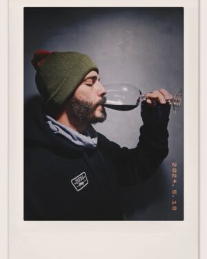 Thiago Rodrigues Instagram - 13 graus não tem erro, mete o agasalho e abre um vinho... 🍷🤟🏼😉🧊

#winelover
#polaroid