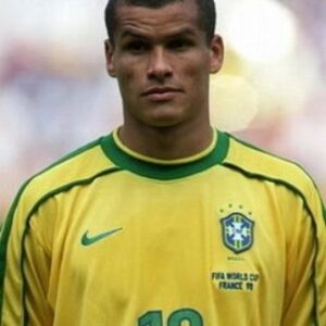 Thiago Rodrigues Instagram - O futebol brasileiro não é mais o mesmo! Mas não só o futebol! O mundo mudou, as pessoas mudaram, e nessa ciranda cirandinha, deixamos muitas coisas pelo caminho. Isso acontece na vida pessoal de cada um, muitas vezes deixamos as armas que Deus nos presenteou pra trás, e também acontece no coletivo, no inconsciente coletivo de um dos maiores orgulhos nacionais, a seleção brasileira de futebol! 
Antigamente, os brasileiros sabiam e sentiam que a seleção era do povo, tinha a cara do povo, expressava em campo o que o povo sentia todos os dias na vida, havia uma simbiose entre cidadão comum e o camisa 10 do Brasil. Éramos todos mais semelhantes. Hoje, a seleção é de uma CBF falida moralmente! Uma organização cheia de defeitos, histórias e mais histórias cabeludas de conchavos e corrupção. Presidentes presos, foragidos, outros que ninguém sabe de onde surgiram. Um negócio, apenas um grande negócio. 
O Neymar é craque, mas quem é Savinho?(com todo respeito) Como olhar pra nossa lateral esquerda e não pensar que durante anos o Roberto Carlos vestiu a camisa 6? E o Zico? E o Pelé? Meu Deus do céu!!! Rivelino, Romário, Ronaldo, Ronaldinho Gaúcho, Rivaldo, Bebeto, Gerson, Aldair, Garrincha, Falcão. São tantos! O que aconteceu com esse berço infinito de craques "made in Brazil" ? As críticas esportivas são levadas para o lado pessoal! Ninguém pode criticar o jogador! São intocáveis! Ah é recalque, é inveja... Não senhor! Pensem, reflitam, olhem pro passado!

Acho que deveríamos voltar a ter mata mata no campeonato brasileiro, esporte de regularidade é RALÍ! Rali dos sertões, Paris Dakar. Nesse esporte o mais regular é o melhor, mas no futebol? Na Europa pode ser assim, mas porquê aqui? Aqui sempre o melhor foi o time que naquele dia soube decidir, naquele jogo, naquele lance! Fomos forjados assim! Agora nessa onda de copiar tudo que se vê na Europa, deixamos nosso poder de decisão pra trás... Futebol brasileiro nunca foi nem nunca será esporte de regularidade! Os mais jovens nunca vão entender o que foi torcer pela seleção mais temida do universo!
Mas o problema é bem mais complexo, bem mais!