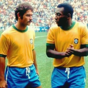 Thiago Rodrigues Instagram - O futebol brasileiro não é mais o mesmo! Mas não só o futebol! O mundo mudou, as pessoas mudaram, e nessa ciranda cirandinha, deixamos muitas coisas pelo caminho. Isso acontece na vida pessoal de cada um, muitas vezes deixamos as armas que Deus nos presenteou pra trás, e também acontece no coletivo, no inconsciente coletivo de um dos maiores orgulhos nacionais, a seleção brasileira de futebol! 
Antigamente, os brasileiros sabiam e sentiam que a seleção era do povo, tinha a cara do povo, expressava em campo o que o povo sentia todos os dias na vida, havia uma simbiose entre cidadão comum e o camisa 10 do Brasil. Éramos todos mais semelhantes. Hoje, a seleção é de uma CBF falida moralmente! Uma organização cheia de defeitos, histórias e mais histórias cabeludas de conchavos e corrupção. Presidentes presos, foragidos, outros que ninguém sabe de onde surgiram. Um negócio, apenas um grande negócio. 
O Neymar é craque, mas quem é Savinho?(com todo respeito) Como olhar pra nossa lateral esquerda e não pensar que durante anos o Roberto Carlos vestiu a camisa 6? E o Zico? E o Pelé? Meu Deus do céu!!! Rivelino, Romário, Ronaldo, Ronaldinho Gaúcho, Rivaldo, Bebeto, Gerson, Aldair, Garrincha, Falcão. São tantos! O que aconteceu com esse berço infinito de craques "made in Brazil" ? As críticas esportivas são levadas para o lado pessoal! Ninguém pode criticar o jogador! São intocáveis! Ah é recalque, é inveja... Não senhor! Pensem, reflitam, olhem pro passado!

Acho que deveríamos voltar a ter mata mata no campeonato brasileiro, esporte de regularidade é RALÍ! Rali dos sertões, Paris Dakar. Nesse esporte o mais regular é o melhor, mas no futebol? Na Europa pode ser assim, mas porquê aqui? Aqui sempre o melhor foi o time que naquele dia soube decidir, naquele jogo, naquele lance! Fomos forjados assim! Agora nessa onda de copiar tudo que se vê na Europa, deixamos nosso poder de decisão pra trás... Futebol brasileiro nunca foi nem nunca será esporte de regularidade! Os mais jovens nunca vão entender o que foi torcer pela seleção mais temida do universo!
Mas o problema é bem mais complexo, bem mais!