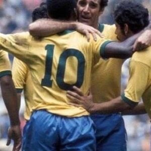 Thiago Rodrigues Instagram - O futebol brasileiro não é mais o mesmo! Mas não só o futebol! O mundo mudou, as pessoas mudaram, e nessa ciranda cirandinha, deixamos muitas coisas pelo caminho. Isso acontece na vida pessoal de cada um, muitas vezes deixamos as armas que Deus nos presenteou pra trás, e também acontece no coletivo, no inconsciente coletivo de um dos maiores orgulhos nacionais, a seleção brasileira de futebol! 
Antigamente, os brasileiros sabiam e sentiam que a seleção era do povo, tinha a cara do povo, expressava em campo o que o povo sentia todos os dias na vida, havia uma simbiose entre cidadão comum e o camisa 10 do Brasil. Éramos todos mais semelhantes. Hoje, a seleção é de uma CBF falida moralmente! Uma organização cheia de defeitos, histórias e mais histórias cabeludas de conchavos e corrupção. Presidentes presos, foragidos, outros que ninguém sabe de onde surgiram. Um negócio, apenas um grande negócio. 
O Neymar é craque, mas quem é Savinho?(com todo respeito) Como olhar pra nossa lateral esquerda e não pensar que durante anos o Roberto Carlos vestiu a camisa 6? E o Zico? E o Pelé? Meu Deus do céu!!! Rivelino, Romário, Ronaldo, Ronaldinho Gaúcho, Rivaldo, Bebeto, Gerson, Aldair, Garrincha, Falcão. São tantos! O que aconteceu com esse berço infinito de craques "made in Brazil" ? As críticas esportivas são levadas para o lado pessoal! Ninguém pode criticar o jogador! São intocáveis! Ah é recalque, é inveja... Não senhor! Pensem, reflitam, olhem pro passado!

Acho que deveríamos voltar a ter mata mata no campeonato brasileiro, esporte de regularidade é RALÍ! Rali dos sertões, Paris Dakar. Nesse esporte o mais regular é o melhor, mas no futebol? Na Europa pode ser assim, mas porquê aqui? Aqui sempre o melhor foi o time que naquele dia soube decidir, naquele jogo, naquele lance! Fomos forjados assim! Agora nessa onda de copiar tudo que se vê na Europa, deixamos nosso poder de decisão pra trás... Futebol brasileiro nunca foi nem nunca será esporte de regularidade! Os mais jovens nunca vão entender o que foi torcer pela seleção mais temida do universo!
Mas o problema é bem mais complexo, bem mais!