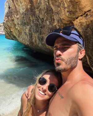 Thiago Rodrigues Instagram - A Caló des Moro em Mallorca é um paraíso! Tem uma galera mas nada atrapalha a conexão que você tem com esse mar absolutamente transparente! Água com temperatura quase Ceará!!! O caminho para a praia é demais, você passa por umas cidades de pedra, não dá pra imaginar que em breve estará num lugar como esse! Leve seus óculos para mergulho ( que é bem barato em qualquer mercado ) e também sua bolsa térmica com suas bebidas e comidinhas... 
Final das contas, foi um dia pra sempre em minhas lembranças da vida! Mallorca merece demais conhecer! 🇪🇦❤️🍻😎

#calodesmoro 
#mallorca 
#spain