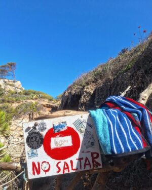 Thiago Rodrigues Instagram - A Caló des Moro em Mallorca é um paraíso! Tem uma galera mas nada atrapalha a conexão que você tem com esse mar absolutamente transparente! Água com temperatura quase Ceará!!! O caminho para a praia é demais, você passa por umas cidades de pedra, não dá pra imaginar que em breve estará num lugar como esse! Leve seus óculos para mergulho ( que é bem barato em qualquer mercado ) e também sua bolsa térmica com suas bebidas e comidinhas... 
Final das contas, foi um dia pra sempre em minhas lembranças da vida! Mallorca merece demais conhecer! 🇪🇦❤️🍻😎

#calodesmoro 
#mallorca 
#spain