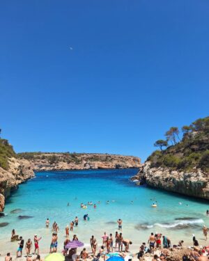 Thiago Rodrigues Instagram - A Caló des Moro em Mallorca é um paraíso! Tem uma galera mas nada atrapalha a conexão que você tem com esse mar absolutamente transparente! Água com temperatura quase Ceará!!! O caminho para a praia é demais, você passa por umas cidades de pedra, não dá pra imaginar que em breve estará num lugar como esse! Leve seus óculos para mergulho ( que é bem barato em qualquer mercado ) e também sua bolsa térmica com suas bebidas e comidinhas... 
Final das contas, foi um dia pra sempre em minhas lembranças da vida! Mallorca merece demais conhecer! 🇪🇦❤️🍻😎

#calodesmoro 
#mallorca 
#spain