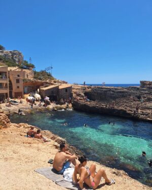 Thiago Rodrigues Instagram - A Caló des Moro em Mallorca é um paraíso! Tem uma galera mas nada atrapalha a conexão que você tem com esse mar absolutamente transparente! Água com temperatura quase Ceará!!! O caminho para a praia é demais, você passa por umas cidades de pedra, não dá pra imaginar que em breve estará num lugar como esse! Leve seus óculos para mergulho ( que é bem barato em qualquer mercado ) e também sua bolsa térmica com suas bebidas e comidinhas... 
Final das contas, foi um dia pra sempre em minhas lembranças da vida! Mallorca merece demais conhecer! 🇪🇦❤️🍻😎

#calodesmoro 
#mallorca 
#spain