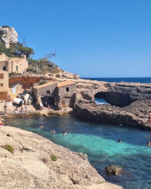 Thiago Rodrigues Instagram - A Caló des Moro em Mallorca é um paraíso! Tem uma galera mas nada atrapalha a conexão que você tem com esse mar absolutamente transparente! Água com temperatura quase Ceará!!! O caminho para a praia é demais, você passa por umas cidades de pedra, não dá pra imaginar que em breve estará num lugar como esse! Leve seus óculos para mergulho ( que é bem barato em qualquer mercado ) e também sua bolsa térmica com suas bebidas e comidinhas... 
Final das contas, foi um dia pra sempre em minhas lembranças da vida! Mallorca merece demais conhecer! 🇪🇦❤️🍻😎

#calodesmoro 
#mallorca 
#spain