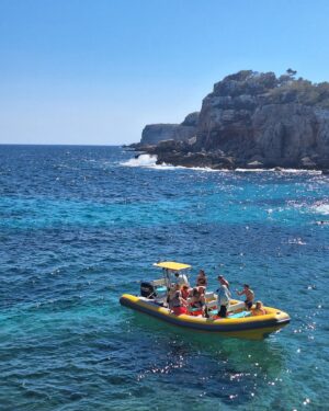 Thiago Rodrigues Instagram - A Caló des Moro em Mallorca é um paraíso! Tem uma galera mas nada atrapalha a conexão que você tem com esse mar absolutamente transparente! Água com temperatura quase Ceará!!! O caminho para a praia é demais, você passa por umas cidades de pedra, não dá pra imaginar que em breve estará num lugar como esse! Leve seus óculos para mergulho ( que é bem barato em qualquer mercado ) e também sua bolsa térmica com suas bebidas e comidinhas... 
Final das contas, foi um dia pra sempre em minhas lembranças da vida! Mallorca merece demais conhecer! 🇪🇦❤️🍻😎

#calodesmoro 
#mallorca 
#spain
