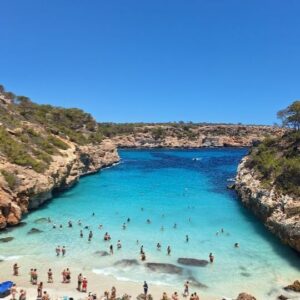 Thiago Rodrigues Instagram - A calé des Moro em Mallorca é uma praia simplesmente espetacular! Uma das coisas mais lindas e estonteantes que já vi na vida. Tem muita gente, verdade, mas ninguém atrapalha sua praia. Achamos um lugar numa caverna que tem por ali e curtimos a praia por muitas horas. Água absurdamente transparente. Ahhh nunca esqueçam de comprar óculos para mergulho, faz toda diferença. É bem baratinho, vende em qualquer mini mercado. Ahh outra dica, levar um cooler ou uma bolsa térmica com suas bebidas e alimentos. Um baita dia nesse paraíso! 🇪🇦❤️

#caledesmoro 
#caladelmoro 
#mallorca 
#spain 
#calodesmoro