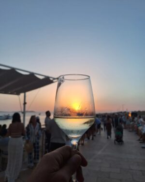 Thiago Rodrigues Instagram - Ibiza sem filtros com meu carinho @marizaffari por do sol inesquecível! 🇪🇦❤️

#ibiza
#spain
#winelover