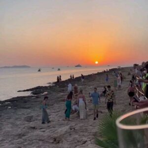 Thiago Rodrigues Instagram - Ibiza sem filtros com meu carinho @marizaffari por do sol inesquecível! 🇪🇦❤️

#ibiza
#spain
#winelover