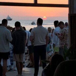 Thiago Rodrigues Instagram - Ibiza sem filtros com meu carinho @marizaffari por do sol inesquecível! 🇪🇦❤️

#ibiza
#spain
#winelover