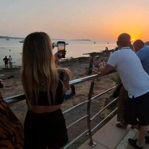 Thiago Rodrigues Instagram - Ibiza sem filtros com meu carinho @marizaffari por do sol inesquecível! 🇪🇦❤️

#ibiza
#spain
#winelover
