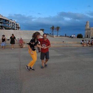 Thiago Rodrigues Instagram - Viva a alegria e a espontaneidade! Por do sol na Espanha... Ahhh eu tambem entrei na dança... 🇪🇦 

#dance
#spain
#menorca