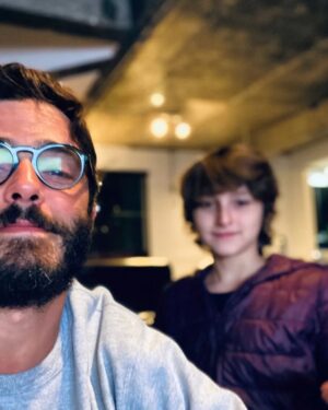 Thiago Rodrigues Instagram - Gabriel meu filho, hoje é teu dia! 15 anos! Eu te amo tanto! 

Eu amo tudo em você! Tenho um orgulho imenso de ser teu pai! 

Peço a Deus todos os dias, TODOS, que ele ilumine seus passos e seus sonhos! Eu estarei sempre aqui pra ajudar, suportar, abraçar e amar todas as suas escolhas. 

Muitas vezes a vida nos coloca no caminho da provação! Frustrações doloridas, ansiedades e a sensação de estar fora da rota! Assim que é! Ok, vamos em frente! Mas Deus deu armas a todos para que possam superar esses obstáculos, seguir em frente, pra lutar e conquistar! O trabalho de casa é reconhecer essas armas, apurar nossas habilidades específicas e traçar objetivos, um a um! Cair e levantar com a alegria de saber que tudo vai dar certo! 
Apesar de saber que só você será capaz de desbravar essas trilhas tortuosas da vida, saiba, você nunca estará sozinho! Dói aí, dói aqui! Vence aí, venço e celebro aqui! Pra sempre! Até o fim!!!

Parabéns meu filho, eu te amo muito! 

❤️