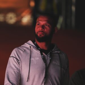 Thiago Santos Instagram - As vezes estamos bem, outras vezes nem tanto. Encontrar equilíbrio não significa evitar altos e baixos, mas aprender a lidar com eles. É enfrentar os momentos bons e ruins com calma, crescendo e sendo forte, mesmo quando as coisas mudam. 
.
🇺🇸 Sometimes we are fine, other times not so much. Finding balance doesn’t mean avoiding ups and downs, but learning to deal with them. It’s about facing good and bad times calmly, growing and being strong, even when things change.