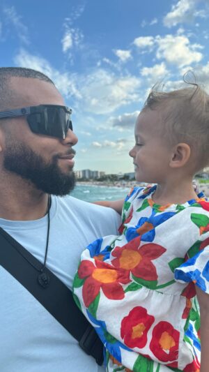 Thiago Santos Instagram - Hoje ela faz dois aninhos, minha princezinha, minha parceirinha de tudo, o que o papai tiver fazendo ela quer estar junto comigo rsrs, eu te amo demais, obrigado por você existir na minha vida, por me trazer alegria quando estou triste, por me fazer forte quando estou fraco, você é o sentido de tudo. 
.
Today she turns two years old, my little princess, my little partner in everything, whatever daddy is doing she wants to be with me lol, I love you so much, thank you for existing in my life, for bringing me joy when I’m sad, for bringing me strongth when I’m weak, you are the meaning of everything.