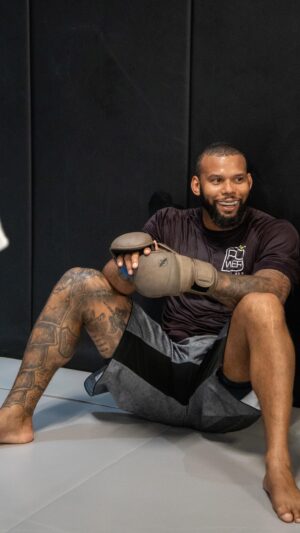 Thiago Santos Instagram - Even short notice, we dedicated as we could and planed to do our best. 
Fighting requires immense courage. It’s stepping to the unknown every single time. 
Rolling the dice in front of thousands of strangers. Being as vulnerable as possible. But we do it because the average person can’t. 
Most will never risk that. And that’s why fighting is so special. And why we always come back for more. 
Understanding that life is made of cycles makes you at peace with everything that comes and everything that goes. Thus, we learn to value each moment, knowing that everything is temporary and that happiness lies in living each phase fully. God’s plan 🙏🏾
🇧🇷Mesmo em cima da hora, nos dedicamos como pudemos e planejamos dar o nosso melhor. 
Lutar requer imensa coragem. É caminhar para o desconhecido todas as vezes. 
Jogando na frente de milhares de estranhos. Sendo o mais vulnerável possível. Mas fazemos isso porque a uma pessoa comum não consegue. 
A maioria nunca, nunca arriscará isso. E é por isso que lutar é tão especial. E por isso que sempre voltamos para mais. 
Entender que a vida é feita de ciclos te deixa em paz com tudo que vem e com tudo que vai. Assim, aprendemos a valorizar cada momento, sabendo que tudo é temporário e que a felicidade está em viver cada fase de forma plena. Os Planos de Deus 🙏🏾