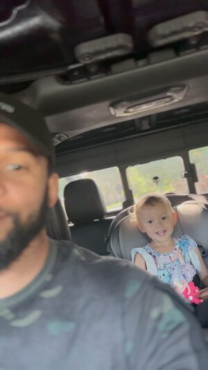 Thiago Santos Instagram - Melhor maneira de começar o dia! De a eles o mais importante, de a eles tudo que o dinheiro não pode comprar. Amor, carinho, afeto, respeito, admiração, e todo sentimento bom, ensine o valor de tudo, e não o preço das coisas, ensine a amar e respeitar ao próximo, se você pensa em uma humanidade melhor, comece por de dentro da sua casa. 
Faça o seu, proteja e cuide dos seus!.
. ❤️🙏🏾
🇺🇸 Best way to start the day! Give them the most important thing, give them everything that money can’t buy. Love, affection, respect, admiration, care, and every good feeling, teach them the value of everything, and not the price of things, teach how to love and respect others, if you think about a better humanity, start from within your House. Do yours, protect and care for yours.