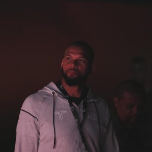Thiago Santos Instagram - As vezes estamos bem, outras vezes nem tanto. Encontrar equilíbrio não significa evitar altos e baixos, mas aprender a lidar com eles. É enfrentar os momentos bons e ruins com calma, crescendo e sendo forte, mesmo quando as coisas mudam. 
.
🇺🇸 Sometimes we are fine, other times not so much. Finding balance doesn’t mean avoiding ups and downs, but learning to deal with them. It’s about facing good and bad times calmly, growing and being strong, even when things change.