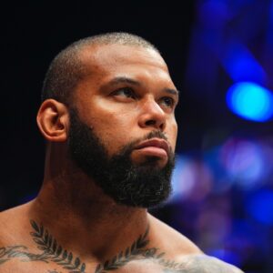 Thiago Santos Instagram - “Por isso não desistimos; porém, ainda que o homem que somos por fora fisicamente definhe, certamente o homem que somos por dentro, o nosso interior está sendo renovado a cada dia.” 2Cor 4,16 
.🙏🏾
🇺🇸 Therefore we do not lose heart. Even though our outward man is perishing, yet the inward man is being renewed day by day. 2Cor 4,16