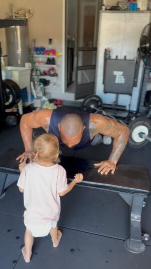 Thiago Santos Instagram - Não existe apoio melhor que esse 
😍❤️
There is no better supporter