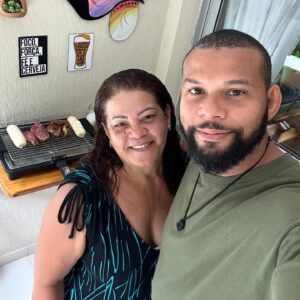 Thiago Santos Instagram - Feliz aniversário minha Rainha, que Deus continue te abençoando e dando muita saúde, paz e alegria. Enquanto eu viver a senhora nunca mais sofre, eu atravesso esse oceano a nado se for preciso, você sabe disso. No tempo de Deus as coisas se acertam. Te amo infinitamente mãe ❤️