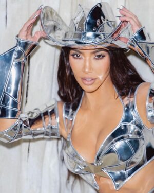 Thierry Mugler Instagram - ✨🎃✨ CowBot Girl ! @kimkardashian - Best Fun Energy in the Universe ♥️♥️♥️ #Halloween #Costume #halloweencostume 
.
.
#kimkardashian #kimk #mugler #thierrymugler #manfredthierrymugler #halloween2021 #spacecowboy #spacecowgirl 
Manager : @jbrougeot #jbrougeot