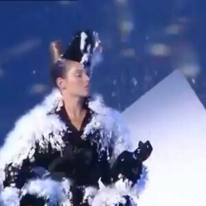 Thierry Mugler Instagram - ✨❄️✨Happy Birthday iconic #KateMoss !! Snow ultra #Couture ! - 1995 - with magic #Muglerized @katemossagency - FW 95/96 - 20th anniversary show - #Muglerarchives #mugler #thierrymugler #manfredthierrymugler 
©Thierry Mugler⠀⠀
Manager : @jbrougeot #jbrougeot