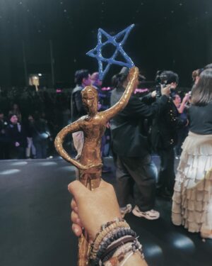 Thiti Srinuan Instagram - “สัปเหร่อ”รางวัลภาพยนตร์แห่งปี ไนน์เอ็นเตอร์เทน 
อวอร์ดส์ 2024 🎬
ขอบคุณมากๆนะครับ ขอบคุณจริงๆนะครับ ขอบคุณรางวัลจากไนน์เอ็นเตอร์ ขอบคุณทีมงานทั้งเบื้องหน้าเบื้องหลังทุกๆคนครับ ขอบคุณมากๆจริงๆนะครับ
ขอบคุณพ่อแม่พี่น้องที่คอยซัพพอร์ตหนังอีสานจากค่ายเล็กๆนะครับ รางวัลรางวัลนี้คงเป็นแรงผลักดันและ แรงขับเคลื่อนหัวใจด้วยความสุขในการพัฒนาเรียนรู้แก้ไขเข้าใจและทุ่มเทที่จะทำผลงานต่อๆไปของพวกเรา และขอให้รางวัลนี้เป็นกำลังใจให้วงการภาพยนตร์ไทยทุกๆท่านนะครับ 🤍🙏🏻
#9entertainawards2024

ปล. ขอโทษที่มาไม่ทันตอนรับรางวัลนะครับ ผมติดออกกองถ่ายจริงๆนะครับ ขอโทษจริงๆนะครับ 💚🙏🏻