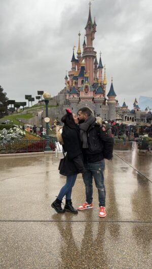 Thomas Adamandopoulos Instagram - DISNEY 😍 DISNEYLAND PARIS 🫶🏼 2K24
Comment commencer mieux l’année que partir au pays de Mickey.
On a vécu un séjour incroyable nous avons terminer 2023 et commencer 2024 dans ce parc où la magie des rêves deviennent réalité 🥹🫶🏼💜