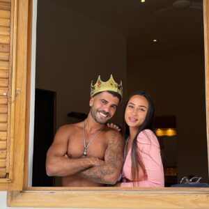 Thomas Adamandopoulos Instagram - Bienvenue dans l’aventure ma vie 😁 et surtout du côté travailleurs 😂😂 @astridnelsia ❤️ @anges_tv @nrj12lachaine  #LVDA4 #RepDom #TvShow #Goal #Mood #Adventure #Fun #Travel #Sun #Summer #WorkHard #PlayHard
