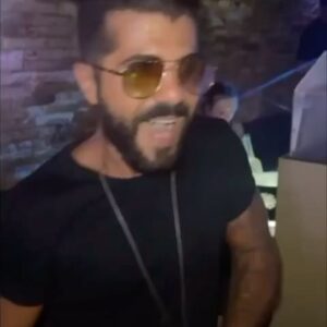 Thomas Adamandopoulos Instagram - Je suis retomber sur cette vidéo et je suis très nostalgique déjà merci @manonmoree pour cette vidéo 😁🫶🏼 avec tant de souvenir pendant cet été 2021-2022 ou j’ai décider de reprendre le chemin du vrai boulot et laisser derrière moi une petite vie de starlette de TV real, et cela m’a rappeler que la vie est une aventure que l’on écrit chaque jours même si ce n’est pas facile tous les jours, la vie est une fête et c’est à vous de décider qu’elle tournure prend cette fête, n’oubliez jamais.

Un immense merci à mon ami, mon frérot @_jeffreak_ que je kiff et respecte beaucoup qui m’a mis le pied à l’étrier pour revenir dans le monde du travail que j’avais oublier pendant 6 ans… Jeff MERCI frère 🙏🏻 🔥

Ce qui me marque de cette vidéo ( en dehors du fait que j’avais plus de cheveux et parfois des tresses 😂 ) c’est que j’étais en période de reconstruction, vraiment, et j’ai eu de la chance quand j’ai bosser au Vhiaghi avec Jeff de travailler et côtoyer des gens incroyables, c’était une chouette période de ma vie vraiment !!! 🫶🏼💜