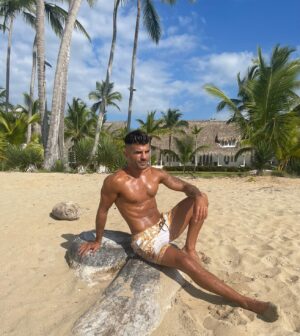 Thomas Adamandopoulos Instagram - Bonne reprise de la semaine les sangs et comme une envie de repartir au soleil près de la mer incessamment sous peu... 🤩🌈☀️ #Sun #Summer #Beach #2K21 #FuckCovid #Goal #Mood #Kiff
