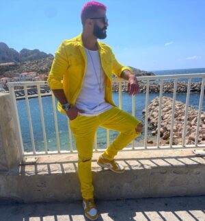 Thomas Adamandopoulos Instagram - SOUS LE SOLEIL DE MARSEILLE ⚪️🔵☀️ haut et en couleurs ( c’est le moins qu’on puisse dire ) !! 😅😂 🍓 🩷💛
Les prémisses d’un été que j’espère bonne Vibes pour tout le monde !! 😘 
#Sun #Massalia #Mood #Summer #Travel #Goal #Sea #Pink #Yellow
