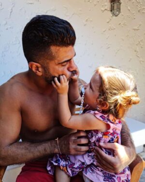 Thomas Adamandopoulos Instagram - Quel bonheur de retrouver mon ami d’enfance @official_mike13 que je n’avais pas revu depuis 5-6 ans et de rencontrer "enfin" sa fille, sa petite merveille c’était juste énorme mon frère je suis fier de toi et ce moment avec ta fille était une pause de douceur dans ce monde qui de taré la vie n’est pas de se détruire mais de s’aimer sans avoir peur des choses nouvelles !!!!! 
#Baby #Mood #Sun #Child #Girl #Friends #Brother #Found #Friendship #Mike #Bévé #Family #Love