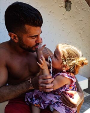 Thomas Adamandopoulos Instagram - Quel bonheur de retrouver mon ami d’enfance @official_mike13 que je n’avais pas revu depuis 5-6 ans et de rencontrer "enfin" sa fille, sa petite merveille c’était juste énorme mon frère je suis fier de toi et ce moment avec ta fille était une pause de douceur dans ce monde qui de taré la vie n’est pas de se détruire mais de s’aimer sans avoir peur des choses nouvelles !!!!! 
#Baby #Mood #Sun #Child #Girl #Friends #Brother #Found #Friendship #Mike #Bévé #Family #Love