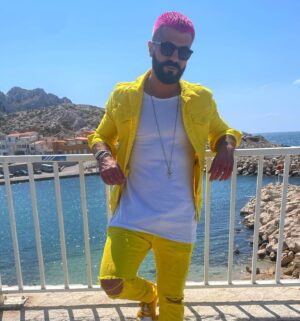 Thomas Adamandopoulos Instagram - SOUS LE SOLEIL DE MARSEILLE ⚪️🔵☀️ haut et en couleurs ( c’est le moins qu’on puisse dire ) !! 😅😂 🍓 🩷💛
Les prémisses d’un été que j’espère bonne Vibes pour tout le monde !! 😘 
#Sun #Massalia #Mood #Summer #Travel #Goal #Sea #Pink #Yellow