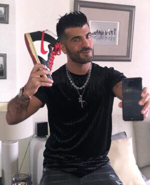 Thomas Adamandopoulos Instagram - 🎁 BIG CONCOURS 🎁   
   
Salut les amis ! Aujourd'hui on a la chance de pouvoir vous faire gagner un iPhone 12 et une paire de Sneakers 🤩  soit DEUX gagnants ! 
   
Pour y participer c’est très simple :   
   
1️⃣ Suivre @luxxury.winners et TOUS les comptes que @luxxury.winners suit 
2️⃣ Like ce post   
3️⃣ Invite un max d'ami(e)s à participer (1 commentaire = 1 chance de gagner) 
  
  
🍀🍀 Pour doublez vos chance : 
Partager ce post dans votre story 
Liker les 3 derniers posts de chaque compte 
 
 
Tirage au sort le 10 Janvier ! 💫    
Bonne chance à vous 🤞  
   
#concours #giveaway #iphone #iphone12 #phone #sneakers #agagner #instaconcours #contest #jeu #concoursfrance #partage #cadeau #jeuconcours #giveaways #contestgiveaway #surprise #bonnechance