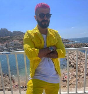 Thomas Adamandopoulos Instagram - SOUS LE SOLEIL DE MARSEILLE ⚪️🔵☀️ haut et en couleurs ( c’est le moins qu’on puisse dire ) !! 😅😂 🍓 🩷💛
Les prémisses d’un été que j’espère bonne Vibes pour tout le monde !! 😘 
#Sun #Massalia #Mood #Summer #Travel #Goal #Sea #Pink #Yellow