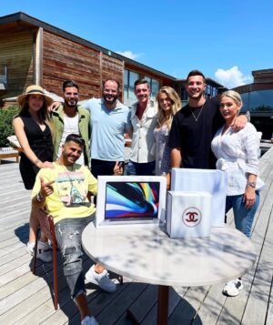 Thomas Adamandopoulos Instagram - 🎁 INCROYABLE JEU CONCOURS organisé par le centre de formation de Trading @genevatradecenter 💻💰🛍

À gagner: 

- Un MacBook Pro 13" 💻
- Des Airpods Apple 
- Un bon d’achat d’une valeur de 500€ dans une boutique de luxe au choix 💰🛍

➡️Ou la valeur du cadeau en cash 💶

———

Pour participer c’est très simple :👇

1️⃣Like ce post ❤️
2️⃣Follow @genevatradecenter et les comptes de @anthonacca @eloiseappelle @cassandrajulliaoff @theo.sentenac @allanguedj
 @jessy_licious [On vérifie 🔍]
3️⃣Tag 2 amis en commentaires 
(5 secondes chrono ! )

🍀BONUS : Partage ce concours dans TA STORY et identifie @GenevaTradeCenter ✅

-
Les 3 gagnants seront annoncés sur la page de @genevatradecenter le 22 juillet à 19H00 ! 🙌
-
Tirage au sort encadré sous agence et concours validé par un huissier de justice 
-
Bonne chance à toutes & tous 💚
@genevatradecenter