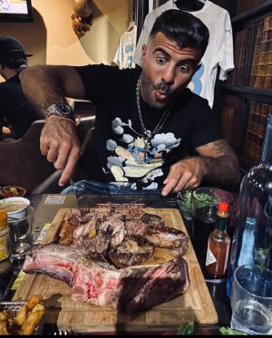 Thomas Adamandopoulos Instagram - Ma tête quand je vais ( enfin ) pouvoir retourner aux restos 😂😂 bientôt là LIBERTAAAA !!! #StopCovid #EndConfinus #Freedom #Mood #Resto #Free #Summer #Covid #Goal #Travel 2k21