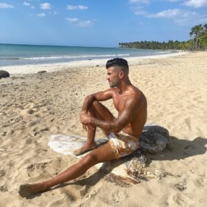 Thomas Adamandopoulos Instagram - Fin d’une saison de malade sur @nrj12lachaine @anges_tv partager entre rire et larmes, énervement et fiesta cette aventure m’aura beaucoup appris sur moi même, et ouais on en apprend tous les jours, lorsque l’esprit et tourmenter on peut se tourner vers l’océan pour reprendre pied la Rep Dom et ce genre de décor plage de rêve me manques de ouf 😍 merci à tous pour le soutiens malgré certaines polémique JE VOUS AIMENT 😘❤️ A la prochaine pour de nouvelles aventures ? 😇🙊 #TvShow #Beach #Paradise #Travel #Goal #Mood #Love #Hate #Sun #Summer