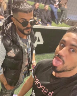 Thomas Adamandopoulos Instagram - Un petit séjour en Belgique 🇧🇪 comme je les kiff, bon bien sûr c’était à 2000 comme d’habitude néanmoins super cool j’ai retrouver mon JuM @oussamaofff ainsi que @eddyflowoff qui est mon frère avec qui j’ai fait pas mal d’aventures c’était cool de se retrouver et de partager ce genre de moment.
Merci bien sûr à @mouradjappellesfliccc pour ce Road Trip.
La Belgique 🇧🇪 MERCI un grand MERCI pour votre accueil et votre chaleur humaine c’était Dar vous êtes hyper respectueux et aimant ( comme en témoigne la vidéo devant l’hôtel ) 
Épopée sympa entre nous on j’ai retrouvé des putains de bons mecs que j’avais pas revu depuis mes débuts en TV comme @senna_off c’était lourd et découvrir des mecs cool comme @christopherlemotive et Allan très cool ces personnes.
On s’est régaler chez @qualite.chicken et mangez les meilleurs tacos chez @otacoswaremme.
On a dormi chez @lessuitesm où on a pu organiser une putain de soirée 😁
On a vu un match de foot ou je ne savais pas que mon jum jouait au foot et ce n’est toujours pas le cas 😂😂😂😂
Les rigolades avec @eddyflowoff et 
@sacha.buyse ça c’est des moments comme j’aime. Et on a kiffer en boîte tous ensemble bref une épopée comme je les aiment, la Belgique a refaire très vite 😁💜🇧🇪