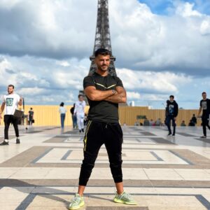 Thomas Adamandopoulos Instagram - Quelques jours à Paris entre rdv retrouvailles avec des sangs et histoire de couper un peu ça fait du bien mais je me languis de rentrer dans mon petit Sud 😍 car l’absence de ciel commence à me déprimer 🤣❤️ #Travel #Shooting#Paris #Show #Run #Mood #Goal