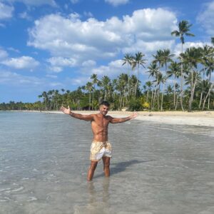 Thomas Adamandopoulos Instagram - Ce soir c’est le début d’une nouvelle aventure sur @nrj12lachaine c’est la saison 4 des vacances des anges avec un nouveau concept 🤩 ça commence à 18h15 et après rdv du lundi au vendredi les sangs, j’ai hâtes de debriefer de tout ça avec vous 😁🌈☀️ @anges_tv #TvShow#Summer#Sun#Mood#Adventure#Goal#Travailleur#Vacancier#LVDA4