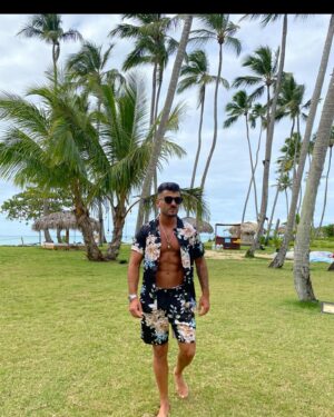 Thomas Adamandopoulos Instagram - Bon dimanche les sangs, et n’oubliez pas le plus important c’est pas la chute, c’est l’atterrissage 😁☀️🌈 #Travel #Mood #Sun #Free #Freedom #Goal #Pool #Beach