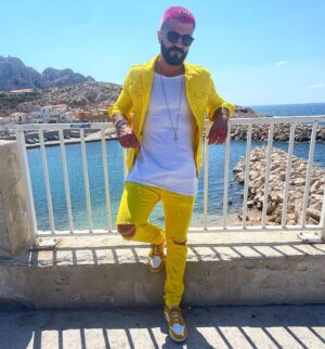 Thomas Adamandopoulos Instagram - SOUS LE SOLEIL DE MARSEILLE ⚪️🔵☀️ haut et en couleurs ( c’est le moins qu’on puisse dire ) !! 😅😂 🍓 🩷💛
Les prémisses d’un été que j’espère bonne Vibes pour tout le monde !! 😘 
#Sun #Massalia #Mood #Summer #Travel #Goal #Sea #Pink #Yellow