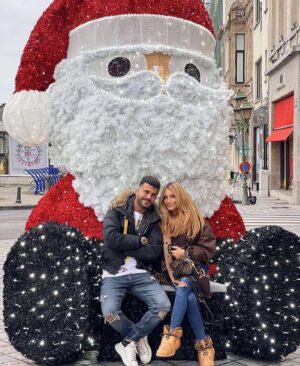 Thomas Adamandopoulos Instagram - Je vous souhaites à tous de bonnes fêtes et un bon réveillon de noël et une bonne fin d’année, ça me tiens à cœur de mettre cette photo avec @aureliedotremont que j’aime ma reusse ❤️🎄, bonnes fêtes de fin d’année et que l’année 2022 soit meilleure que la précédente et je posterais plus cette année promis 😂❤️ je vous aiment et encore bonnes fêtes 😘😘😘😘 #Christmas #Noël #Reveillon #Sista #Belgium #Marseille #Friendship #Sun #Winter #Love #Kiff #Travel #Goal #Mood