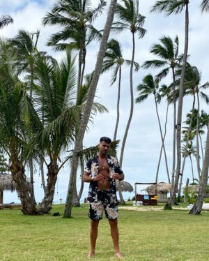 Thomas Adamandopoulos Instagram - Bon dimanche les sangs, et n’oubliez pas le plus important c’est pas la chute, c’est l’atterrissage 😁☀️🌈 #Travel #Mood #Sun #Free #Freedom #Goal #Pool #Beach